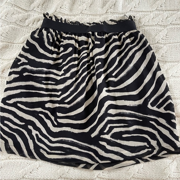 H&M Crinkled Chiffon Short Skirt, Size 6 - Picture 3 of 9